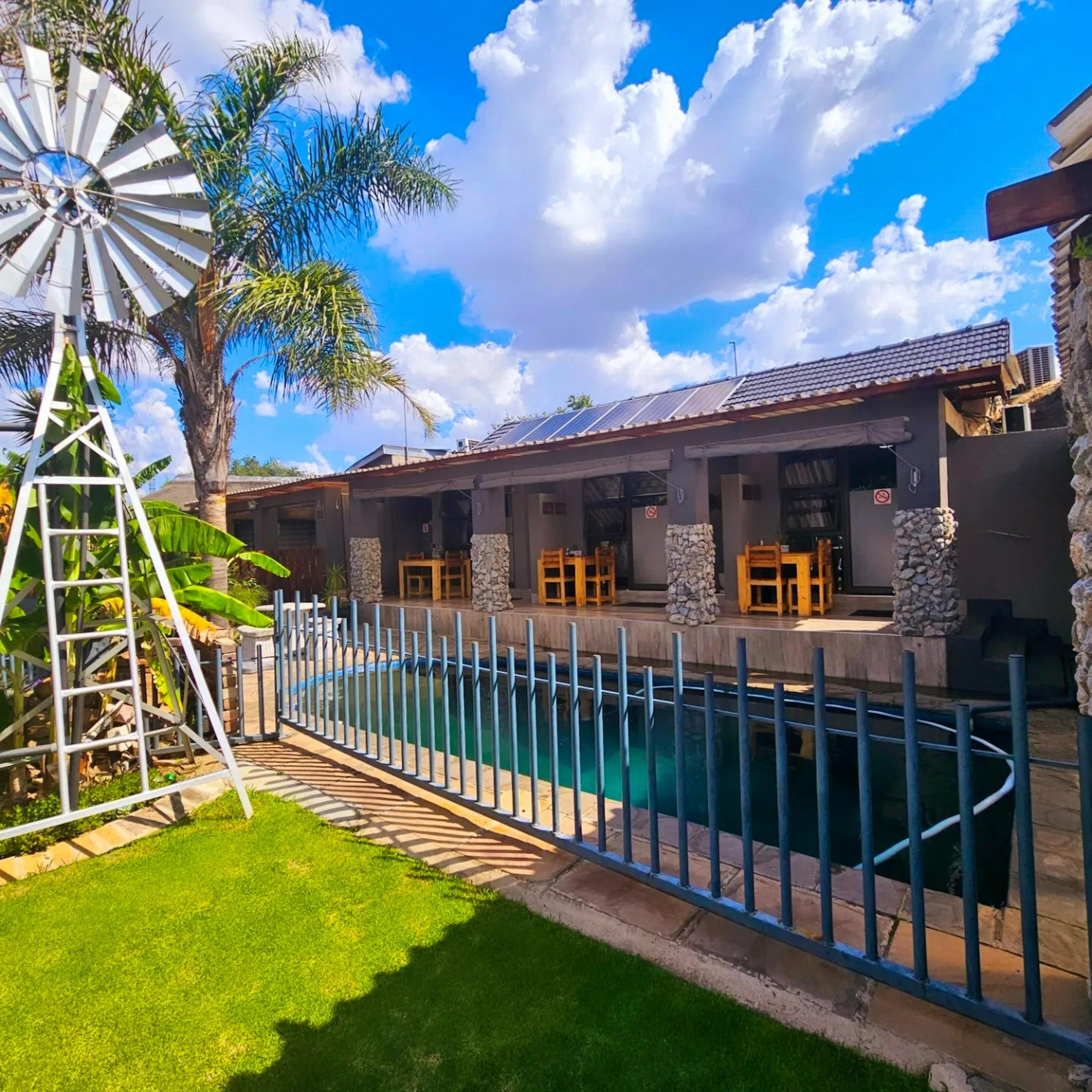 Bosveld in die stad Lodge Randhart, Alberton cover photo